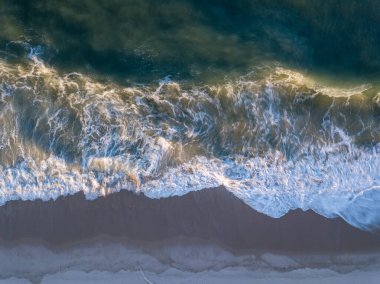 Sahile vuran dalgaların drone resmi.