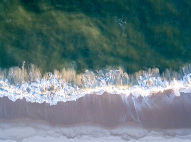 Sahile vuran dalgaların drone resmi.