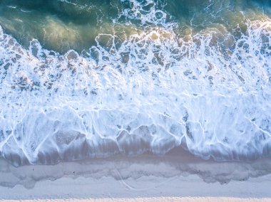 Sahile vuran dalgaların drone resmi.