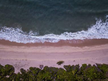 Sahile vuran dalgaların drone resmi.