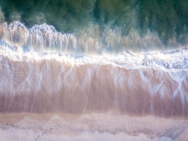 Sahile vuran dalgaların drone resmi.