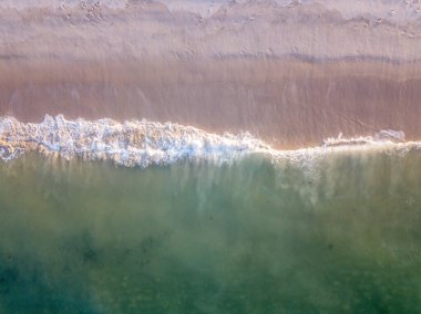 Sahile vuran dalgaların drone resmi.