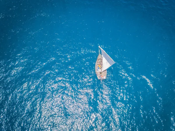 Photo par drone d'un voilier de boutre traditionnel . — Photo