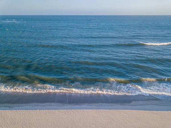 Drohnenbild von Wellen, die auf den Strand treffen. — Stockfoto