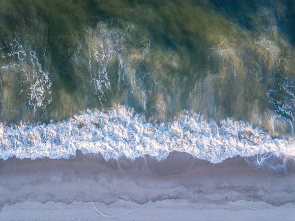 Drone foto de olas golpeando la playa . —  Fotos de Stock