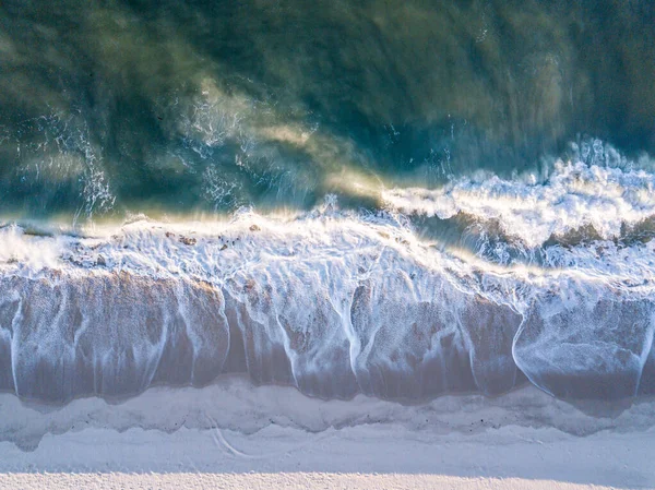 Drone foto de olas golpeando la playa . —  Fotos de Stock