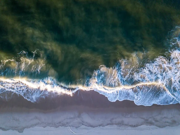 Drone picture of waves hitting the beach. — Stock Photo, Image