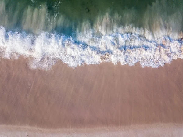 Sahile vuran dalgaların drone resmi.
