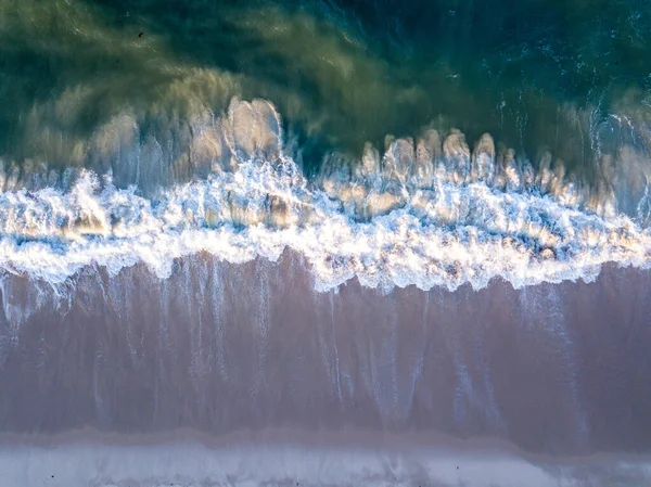 Drone image de vagues frappant la plage . — Photo