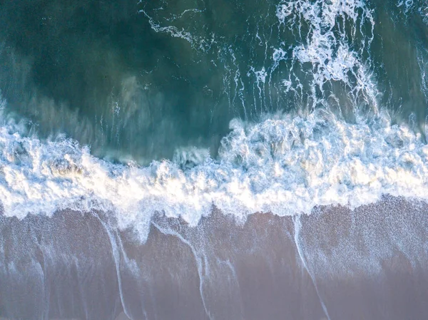 Drone foto de ondas atingindo a praia . — Fotografia de Stock