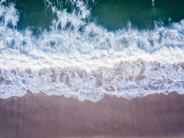 ビーチを打つ波のドローン画像. — ストック写真