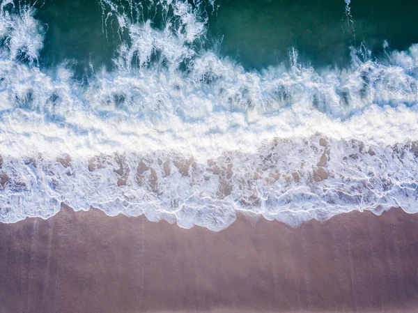 Drone image de vagues frappant la plage . — Photo