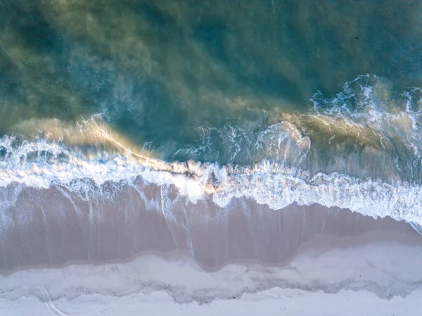 Drone foto de olas golpeando la playa . —  Fotos de Stock