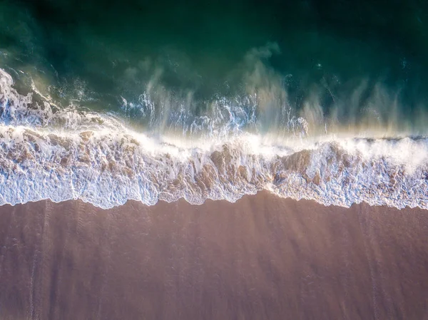 Sahile vuran dalgaların drone resmi.