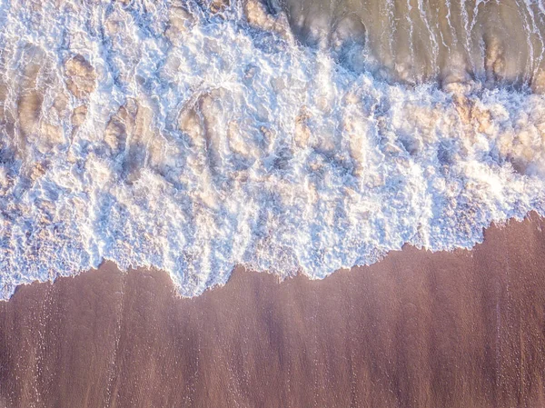 Drone foto de olas golpeando la playa . —  Fotos de Stock