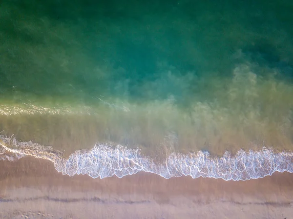 Drone image de vagues frappant la plage . — Photo