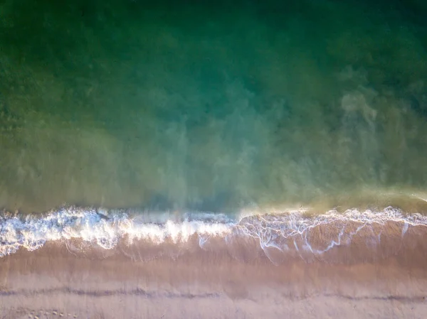 Foto drone di onde che colpiscono la spiaggia . — Foto Stock