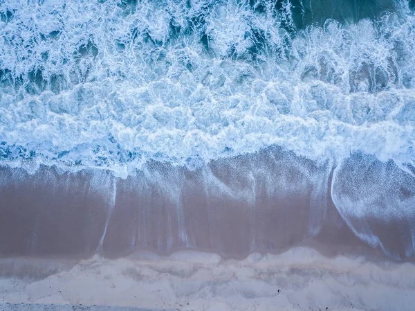 Drone beeld van golven raken van het strand. — Stockfoto