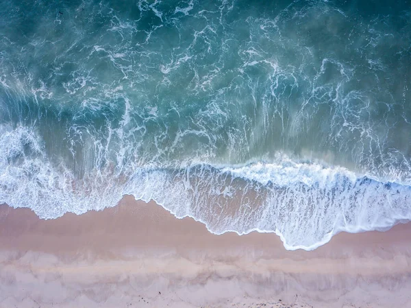 海浪撞击海滩的无人机图片. — 图库照片