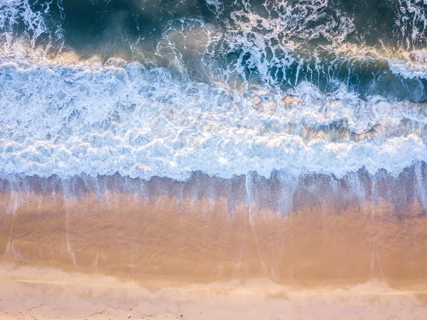 Drone image de vagues frappant la plage . — Photo