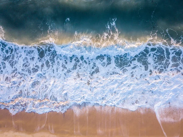 Drone image de vagues frappant la plage . — Photo