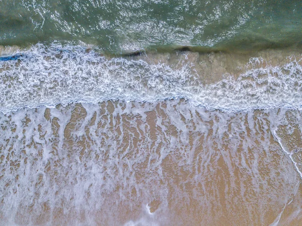 Foto drone di onde che colpiscono la spiaggia . — Foto Stock