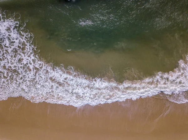 Drone foto de ondas atingindo a praia . — Fotografia de Stock