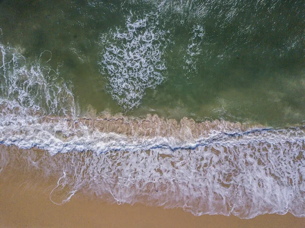 Drone foto de olas golpeando la playa . —  Fotos de Stock