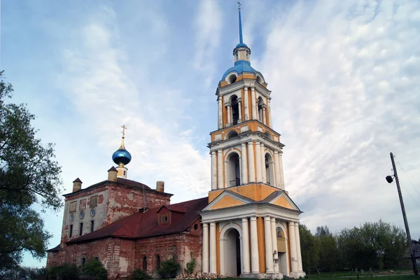 De kerk in het dorp Ilinskoe. Oblast Tver. Rusland — Stockfoto