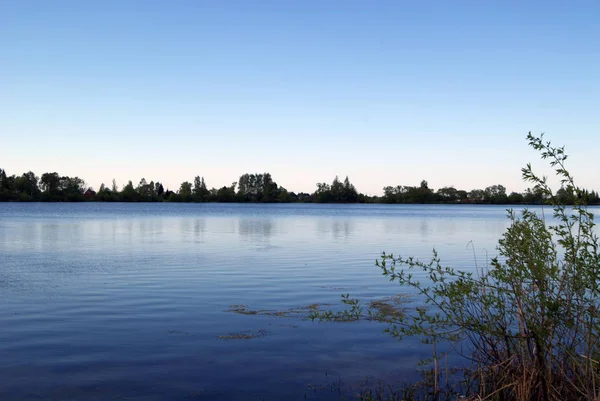O lago na aldeia de Ilinskoe. Tver oblast. Rússia — Fotografia de Stock