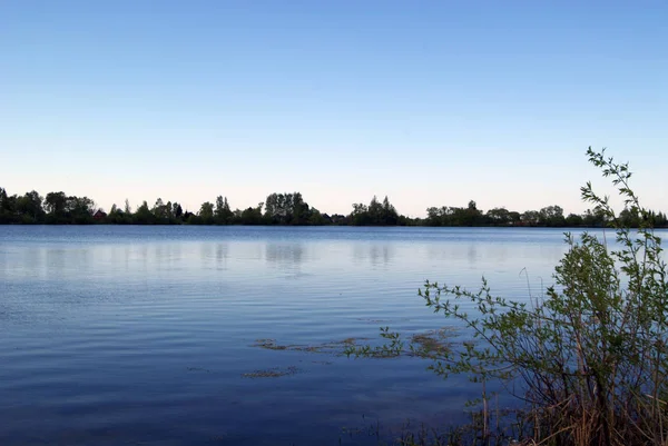 El lago en el pueblo Ilinskoe. Óblast de Tver. Rusia — Foto de Stock