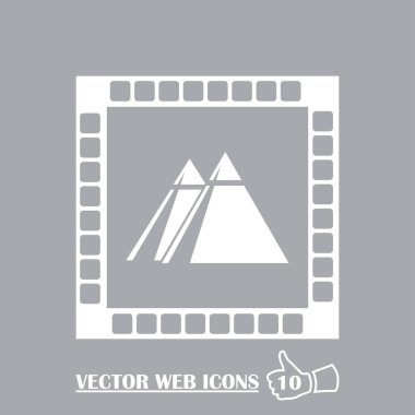 Gri piramitler simgesi üzerinde arka izole. Logo illüstrasyon