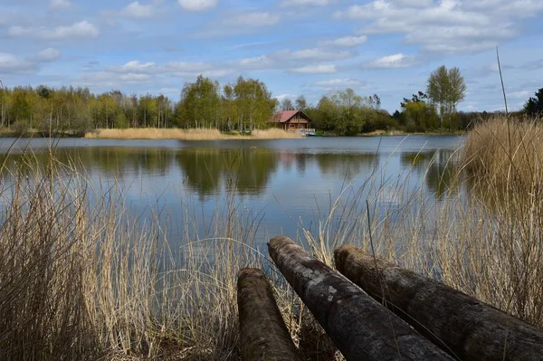 Un paesaggio tranquillo con un cottage vicino al lago — Foto Stock