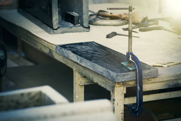 Resepsiyon, heykeltıraş ve onun araçları.