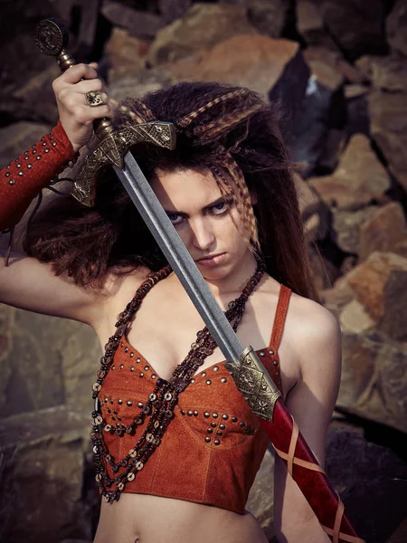 Gyönyörű lány a ruhák-a Viking vagy Amazon. — Stock Fotó