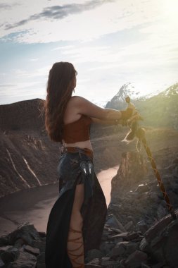 Bir Viking giysili güzel kızı.