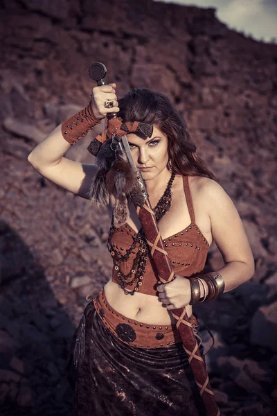 Gyönyörű lány visel, Amazon, vagy egy Viking. — Stock Fotó