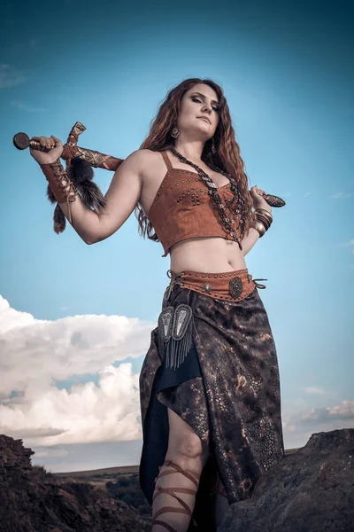 Belle fille portant Amazon ou un Viking . — Photo