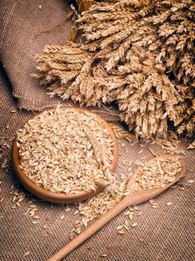 Buğday çantada masada büyük kırpma.