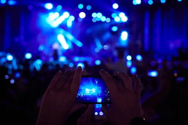 Mensen genieten van een concert houden hun handen. — Stockfoto