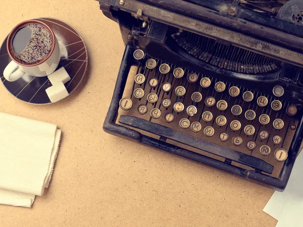 Máquina de escribir vintage y una taza de café fresco — Foto de Stock