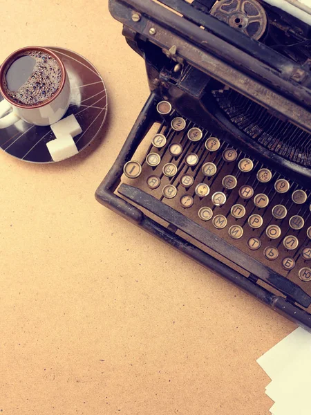 Vintage-Schreibmaschine und eine frische Tasse Kaffee — Stockfoto