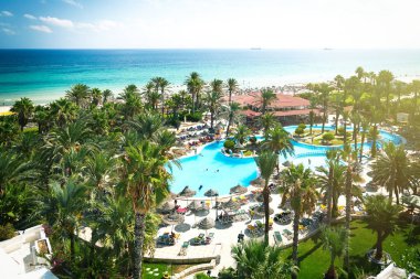 Havuz kenarında rahatlatıcı insanlar.