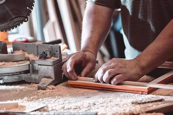 De timmerman in de workshop maakt frames voor schilderijen. — Stockfoto