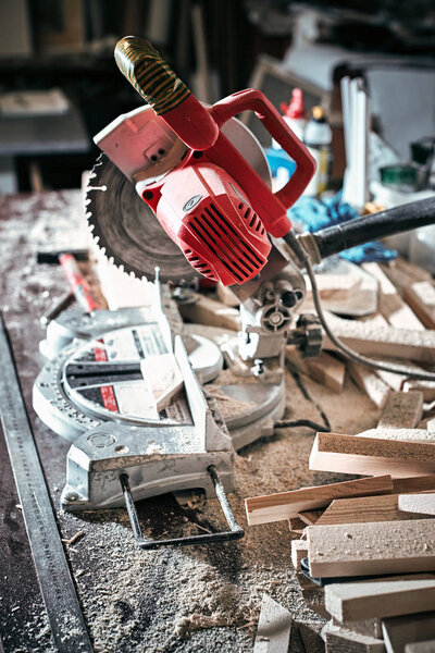 циркулярная пила и инструменты
.