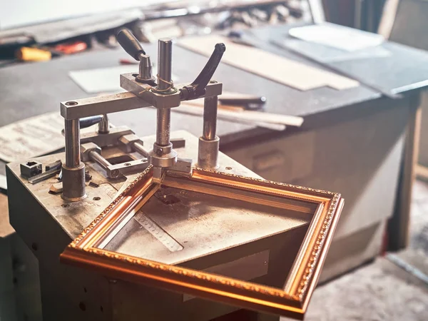 Çerçeveler üretimi için makine.