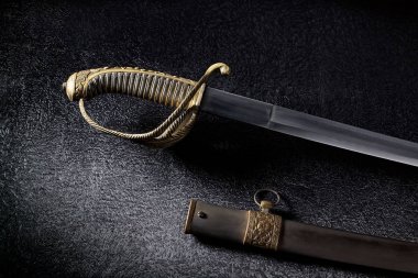 Güzel kulplu bir antik kılıç.