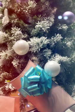 Güzel Gümüş toplar ve Simli dekoratif çam dalları.