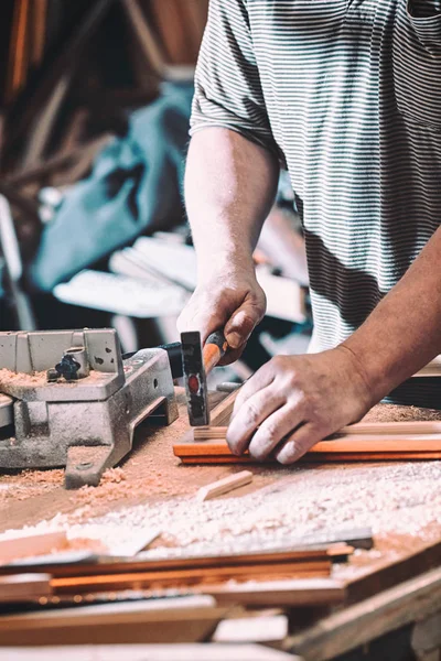 El carpintero hace que el marco del producto para la pintura . — Foto de Stock