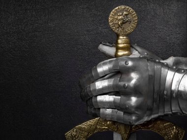 Bir elinde bir antik knight's eldiven.